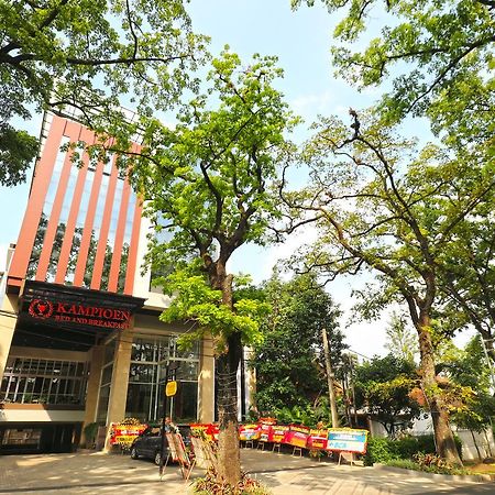 Kampioen Bed & Breakfast Bandung Esterno foto